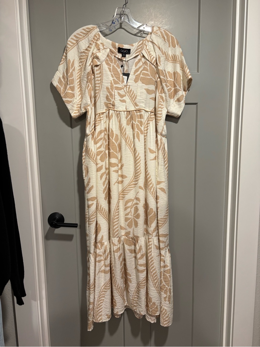 Gigio Cream and Beige Leaf-Print Maxi Dress